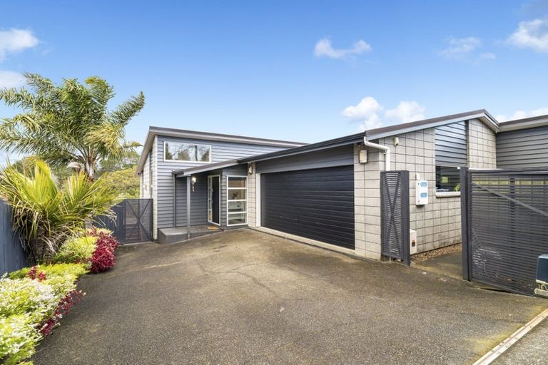 Photo of property in 94 Lake Panorama Drive, Henderson Valley, Auckland, 0612