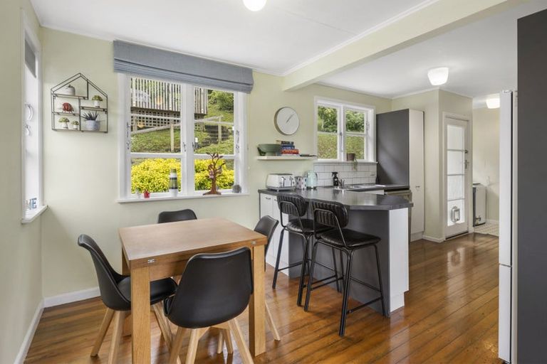 Photo of property in 100 Ruskin Road, Newlands, Wellington, 6037