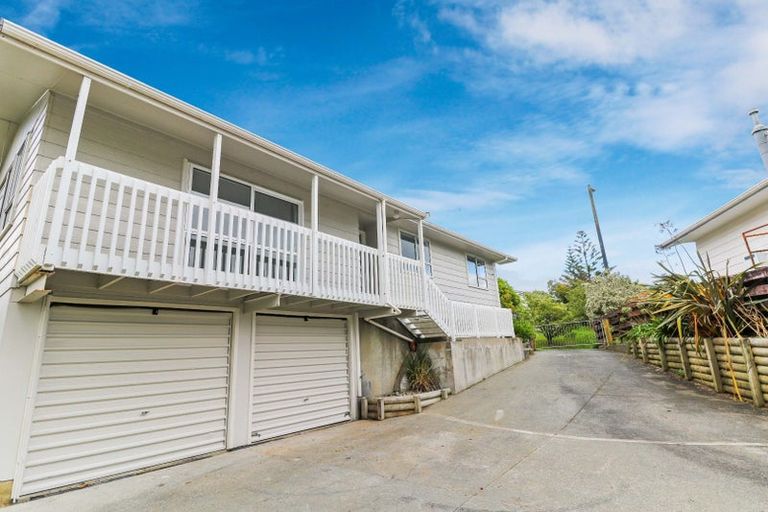 Photo of property in 111 Holborn Drive, Stokes Valley, Lower Hutt, 5019