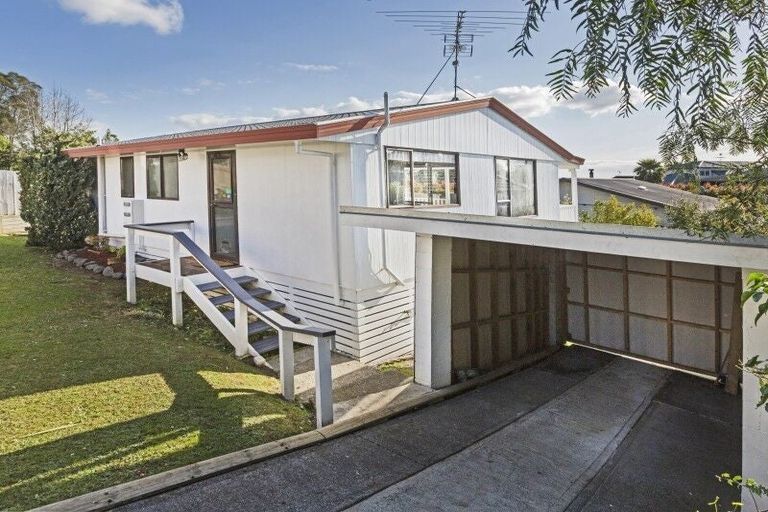 Photo of property in 1/103 Bradbury Road, Botany Downs, Auckland, 2010