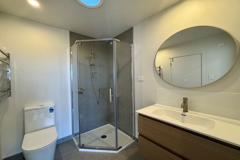 Photo of property in 4/506 Glenfield Road, Bayview, Auckland, 0629