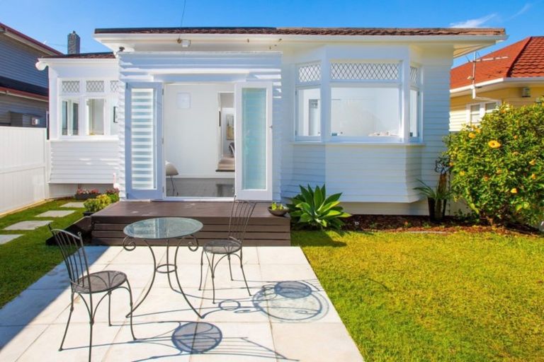 Photo of property in 23 Harbour View Road, Point Chevalier, Auckland, 1022