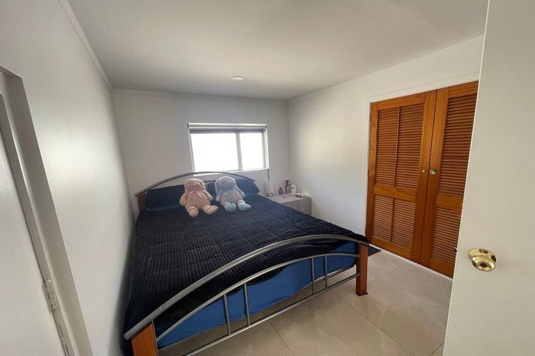 Photo of property in 2/1004 East Coast Road, Northcross, Auckland, 0630