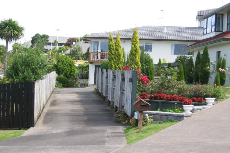Photo of property in 1/8 Strabo Place, Windsor Park, Auckland, 0632