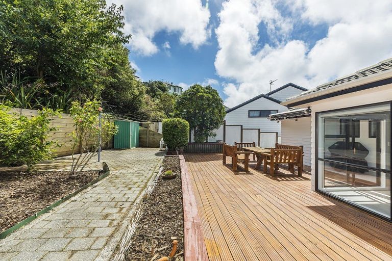 Photo of property in 16 Ordley Grove, Tawa, Wellington, 5028