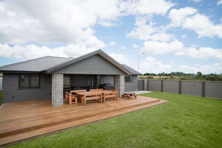 Photo of property in 76 Johnstone Drive, Fitzherbert, Palmerston North, 4410