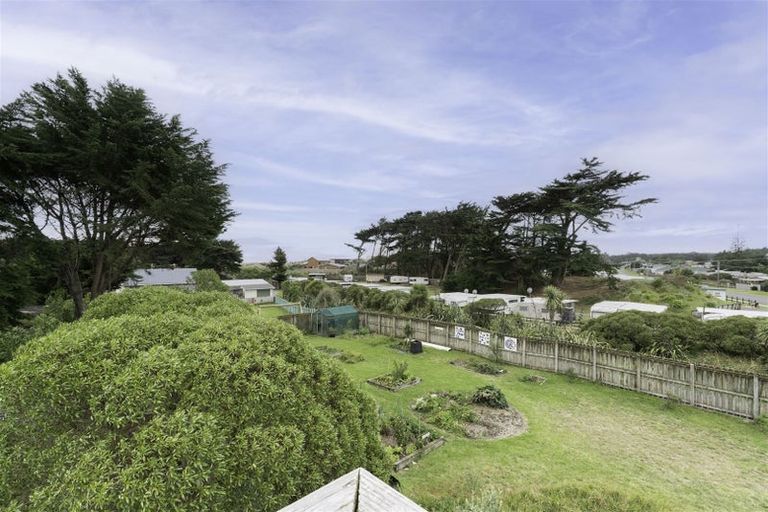 Photo of property in 129 Park Avenue, Waitarere Beach, Levin, 5510