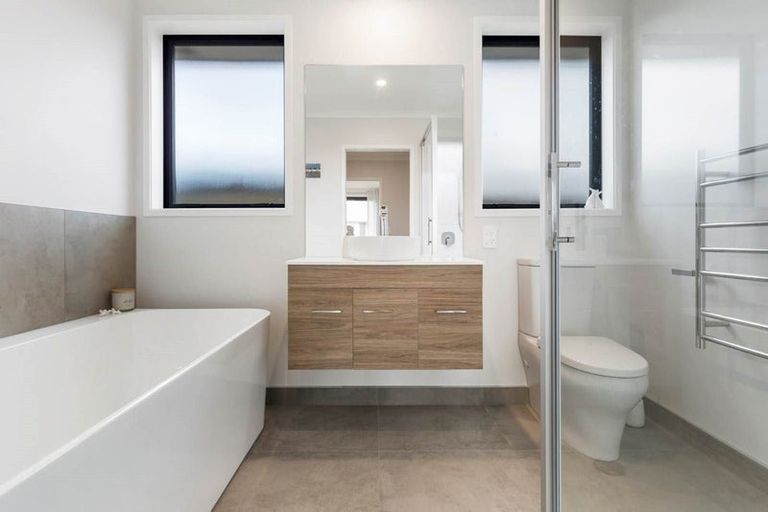 Photo of property in 2 Routeburn Lane, Karaka, 2124