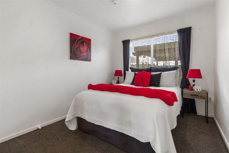 Photo of property in 2/55 Sungrove Rise, Sunnyvale, Auckland, 0612
