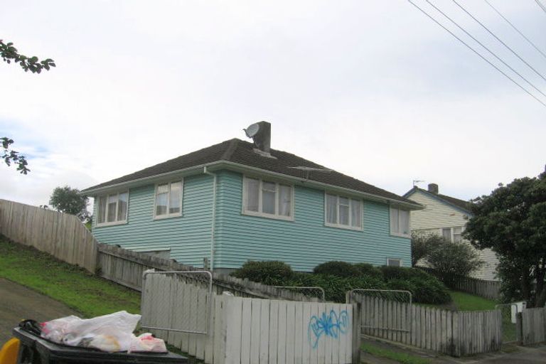Photo of property in 17 Davidson Crescent, Tawa, Wellington, 5028