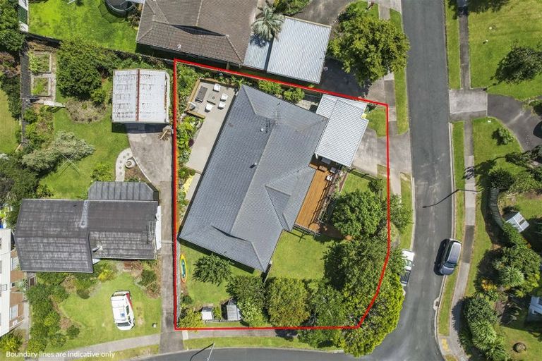 Photo of property in 2 Towra Place, Botany Downs, Auckland, 2010