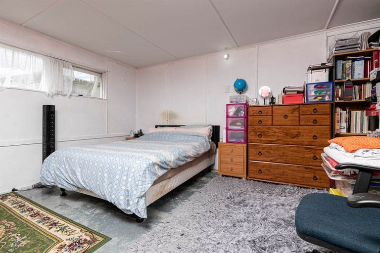 Photo of property in 17 Divich Avenue, Te Atatu South, Auckland, 0610