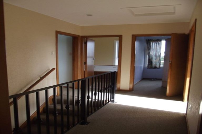 Photo of property in 3 Dunmail Way, Newlands, Wellington, 6037