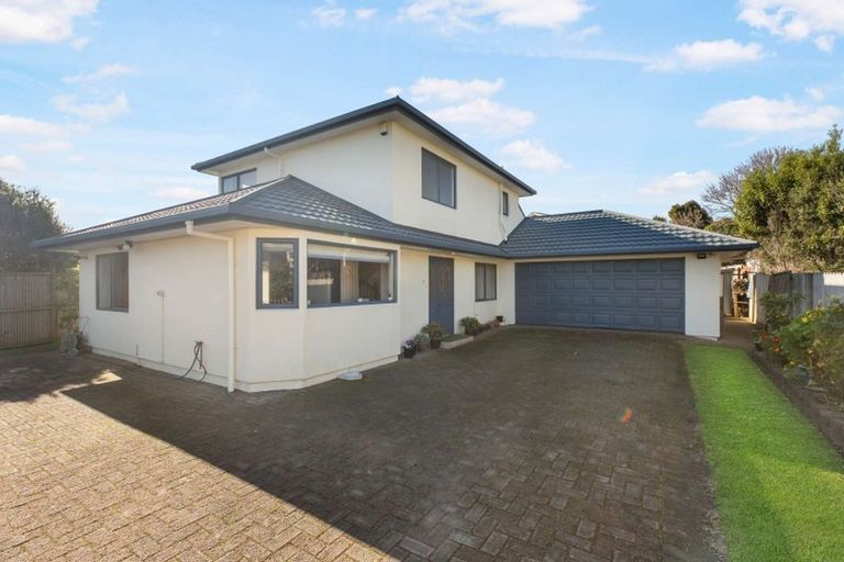 Photo of property in 16 Ewhurst Place, Goodwood Heights, Auckland, 2105