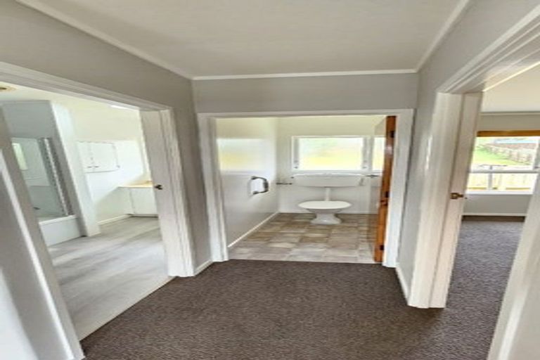 Photo of property in 3/2 Longbill Place, Glendene, Auckland, 0602