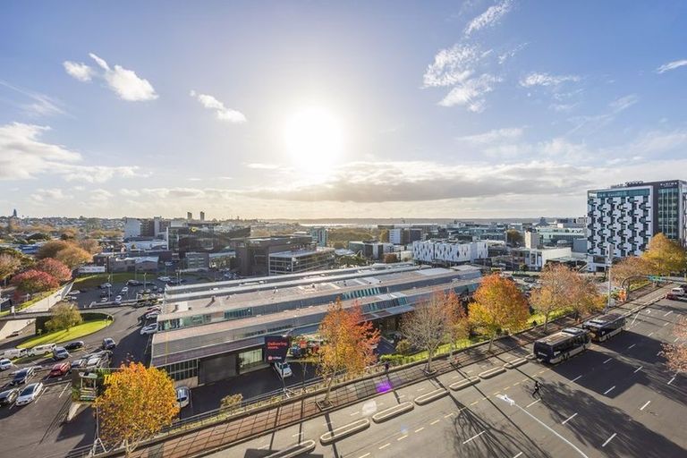 Photo of property in 18 Cityview Place, Massey, Auckland, 0614