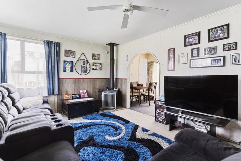 Photo of property in 2 Kirton Crescent, Manurewa, Auckland, 2102