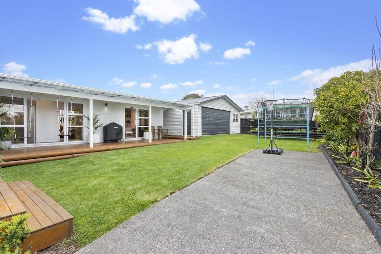 Photo of property in 4 Bayside Avenue, Te Atatu Peninsula, Auckland, 0610