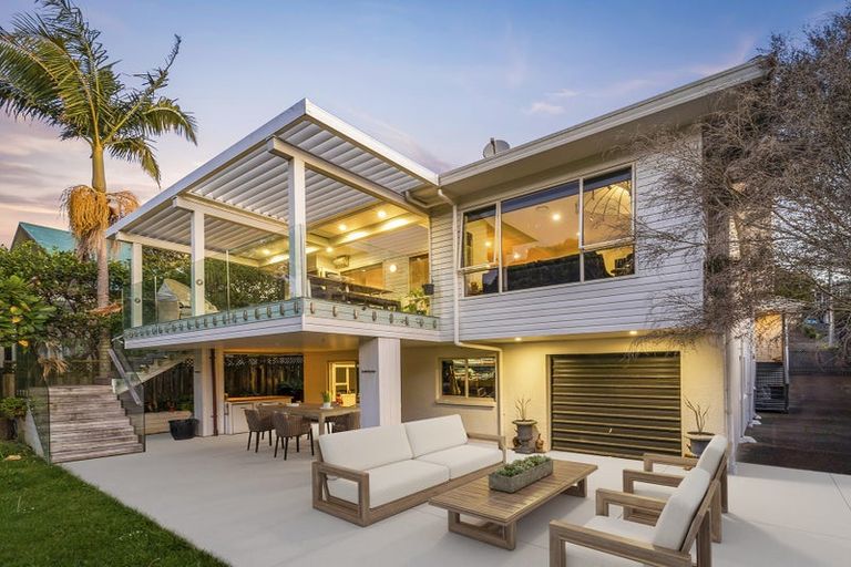 Photo of property in 9 Sandown Road, Rothesay Bay, Auckland, 0630