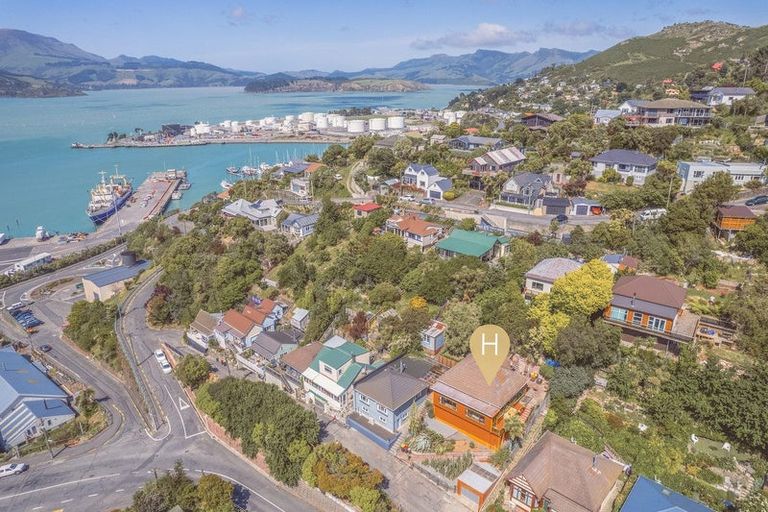 Photo of property in 13 Hawkhurst Road, Lyttelton, 8082