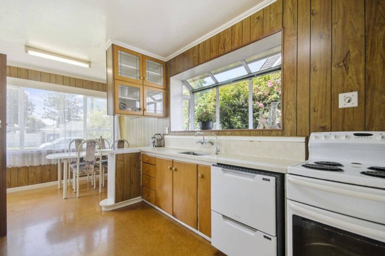 Photo of property in 20 Peachgrove Road, Te Atatu Peninsula, Auckland, 0610