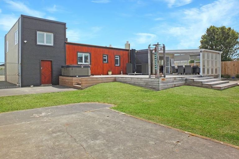 Photo of property in 35 Nash Parade, Foxton Beach, Foxton, 4815