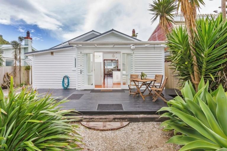 Photo of property in 117 Breaker Bay Road, Breaker Bay, Wellington, 6022