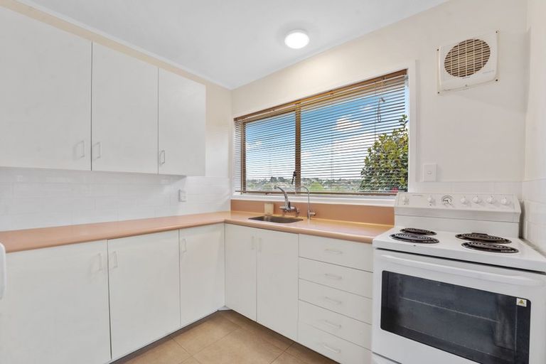 Photo of property in 1/12 Hollyhock Place, Browns Bay, Auckland, 0630