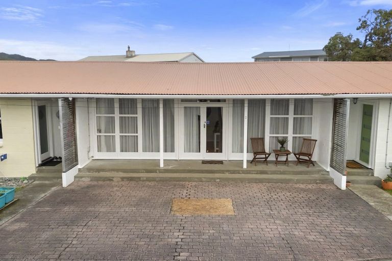 Photo of property in 1a Saulbrey Grove, Woburn, Lower Hutt, 5010