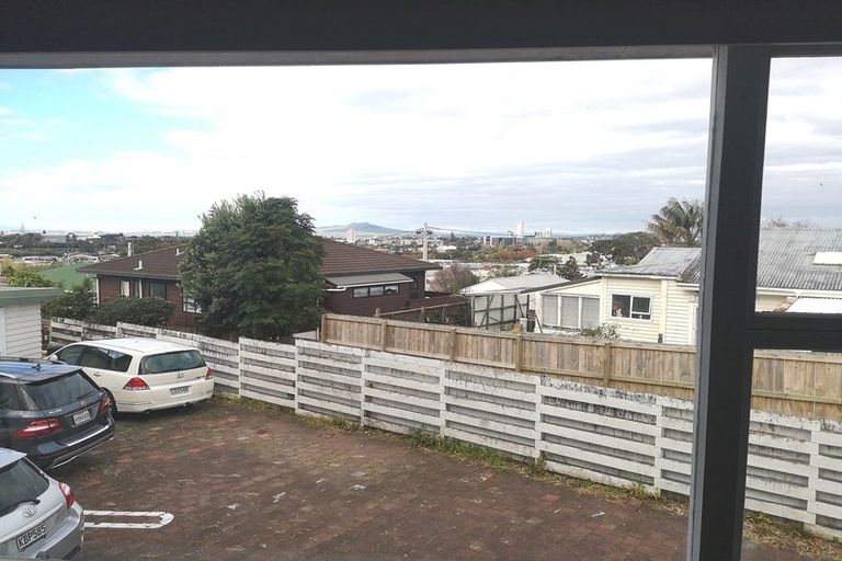 Photo of property in 170 Chivalry Road, Glenfield, Auckland, 0629