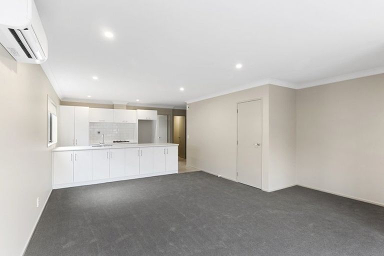 Photo of property in 16 Brindle Way, Newlands, Wellington, 6037