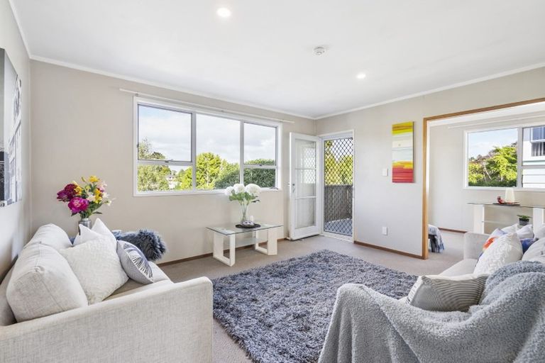 Photo of property in 9 Pavola Grove, Glenfield, Auckland, 0629
