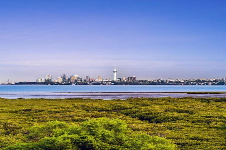 Photo of property in 33 Dawnhaven Drive, Te Atatu Peninsula, Auckland, 0610