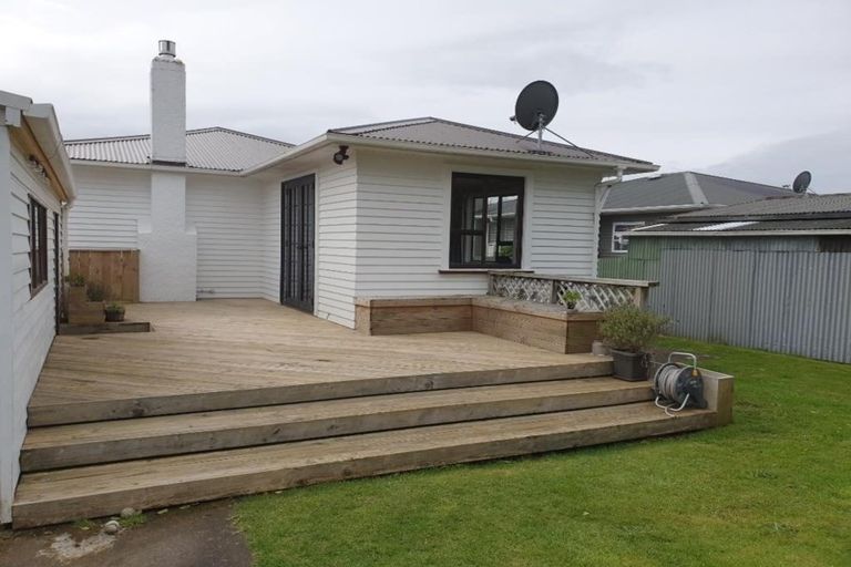 Photo of property in 14 Karaka Street, Merrilands, New Plymouth, 4312