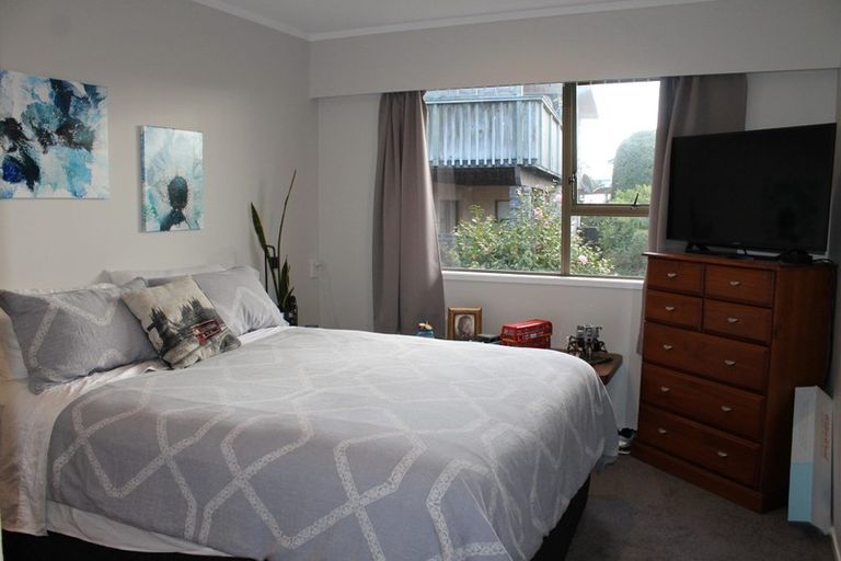 Photo of property in 2/33 Tyrian Close, Half Moon Bay, Auckland, 2012