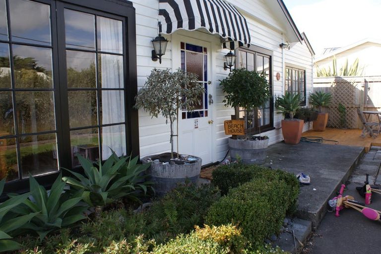 Photo of property in 27 Rauparaha Street, Waikanae Beach, Waikanae, 5036