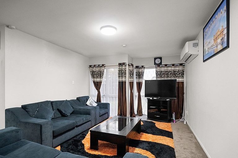 Photo of property in 2/20 Ross Martin Court, Conifer Grove, Takanini, 2112