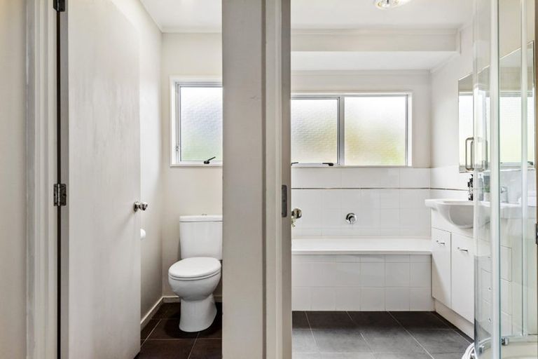 Photo of property in 2/8 Selwyn Crescent, Forrest Hill, Auckland, 0620