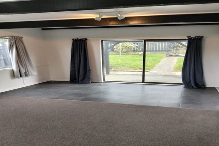 Photo of property in 112 Akaroa Drive, Maupuia, Wellington, 6022