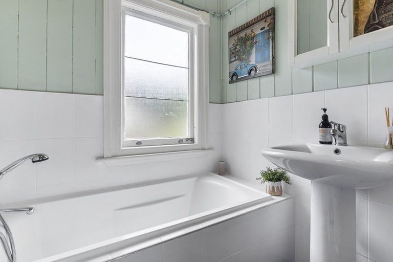 Photo of property in 140 Coronation Road, Mangere Bridge, Auckland, 2022