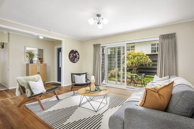 Photo of property in 18 Batchelor Street, Newlands, Wellington, 6037