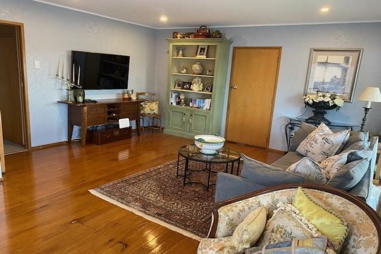 Photo of property in 1/10 Knights Road, Rothesay Bay, Auckland, 0630