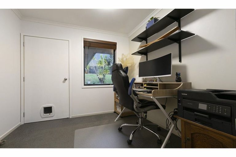 Photo of property in 17 Matija Place, Red Beach, 0932