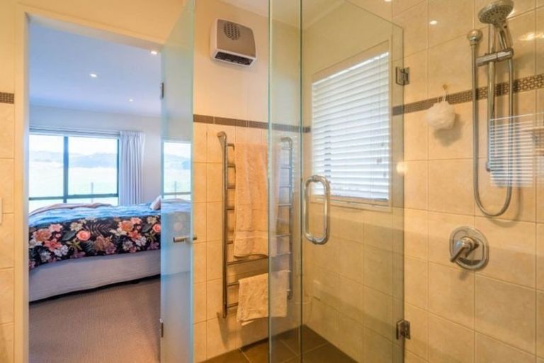 Photo of property in 58 Golf Road, Paraparaumu Beach, Paraparaumu, 5032