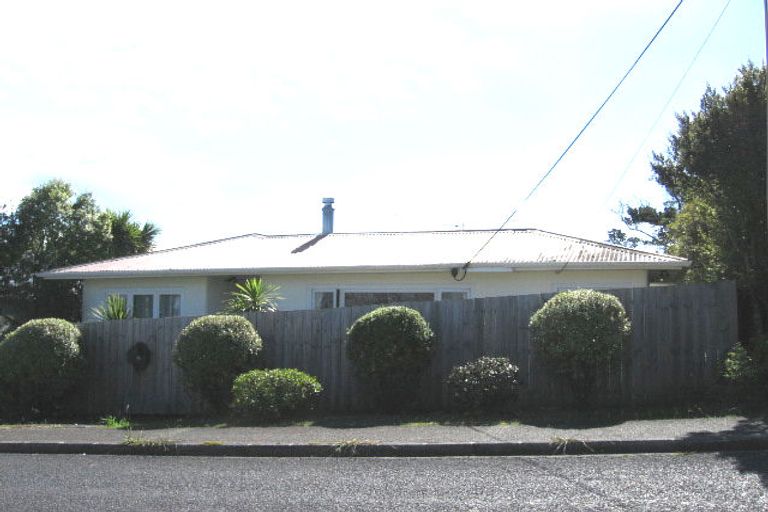 Photo of property in 74 Woodlands Crescent, Browns Bay, Auckland, 0630