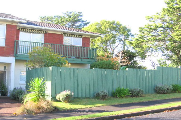 Photo of property in 2/275 East Coast Road, Mairangi Bay, Auckland, 0630