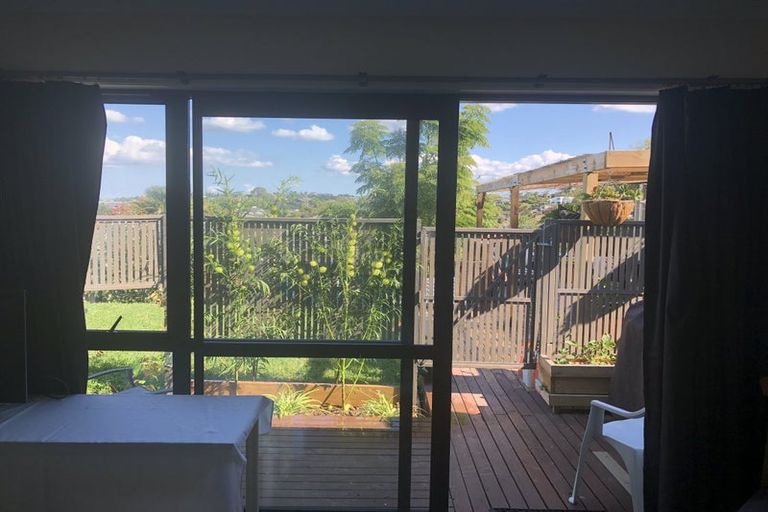 Photo of property in 29 Deverell Place, Northcross, Auckland, 0632