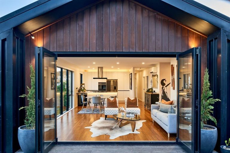 Photo of property in 9 Cromwell Point, Newlands, Wellington, 6037