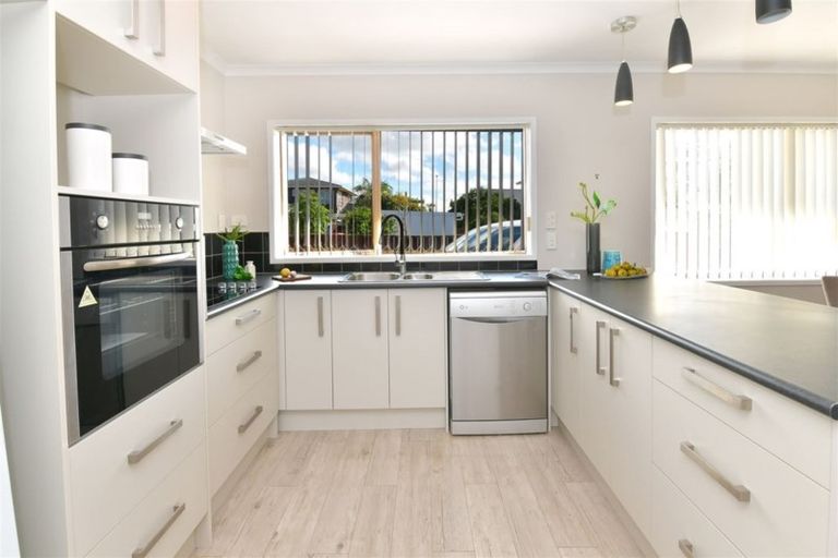 Photo of property in 2/24 Tamariki Avenue, Kelston, Auckland, 0602