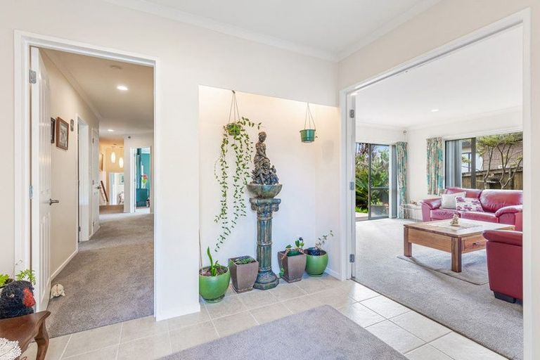 Photo of property in 4 Toledo Avenue, Henderson, Auckland, 0612